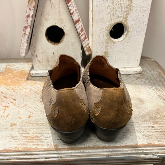 Born Womens Size 9 Tan and Brown Ankle Boots with Western Charm - Picture 4 of 9